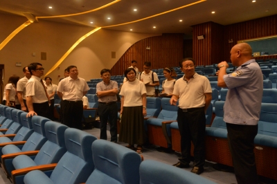 市領(lǐng)導(dǎo)到河源市商業(yè)中心檢查省第十屆少兒藝術(shù)花會準(zhǔn)備情況