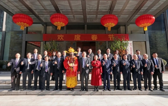 新春伊始，萬象更新。2025年2月5日（農歷乙巳蛇年正月初八），廣東堅基集團順利舉行2025年新春開工儀式。“開工大吉”“開門紅”的裝飾洋溢著濃濃的新春喜慶氛圍。啟新程，聚合力活動伊始，集團董事長梁林青、副董事長張陸婷為集團各職能部門負責人及子公司經營班子派發開工利是，并致以新春的問候和祝福。現場氣氛喜樂融融，大家共同祝愿堅基集團在新的一年里巳巳如意，生生不息。隨后，集團總裁劉海峰、副總裁沙浩凌及